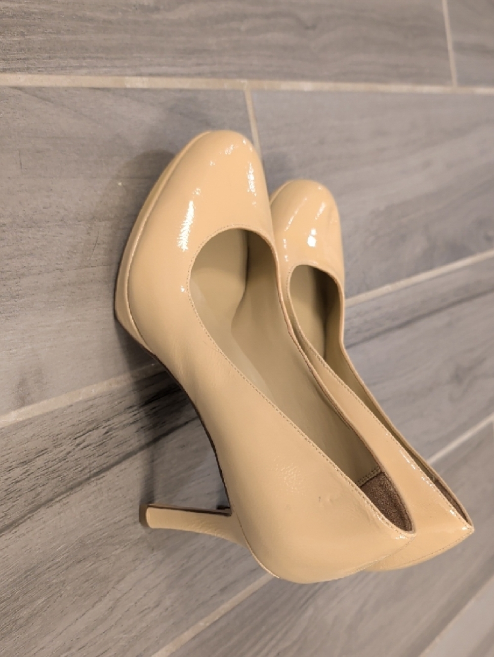 NWOT Naturalizer Beige Patent Round-Toe Pumps - Picture 3 of 5